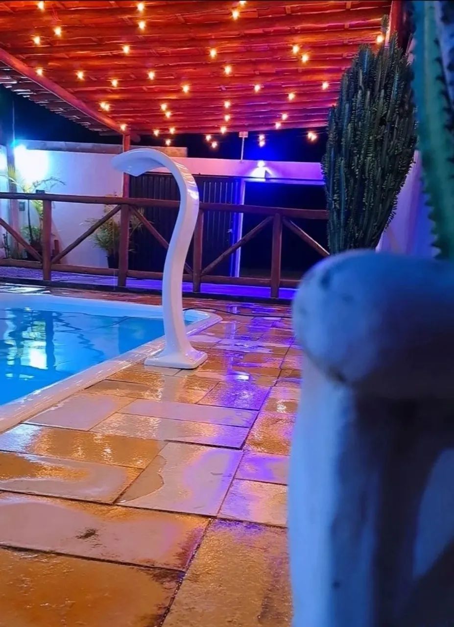Alugo excelente casa.
