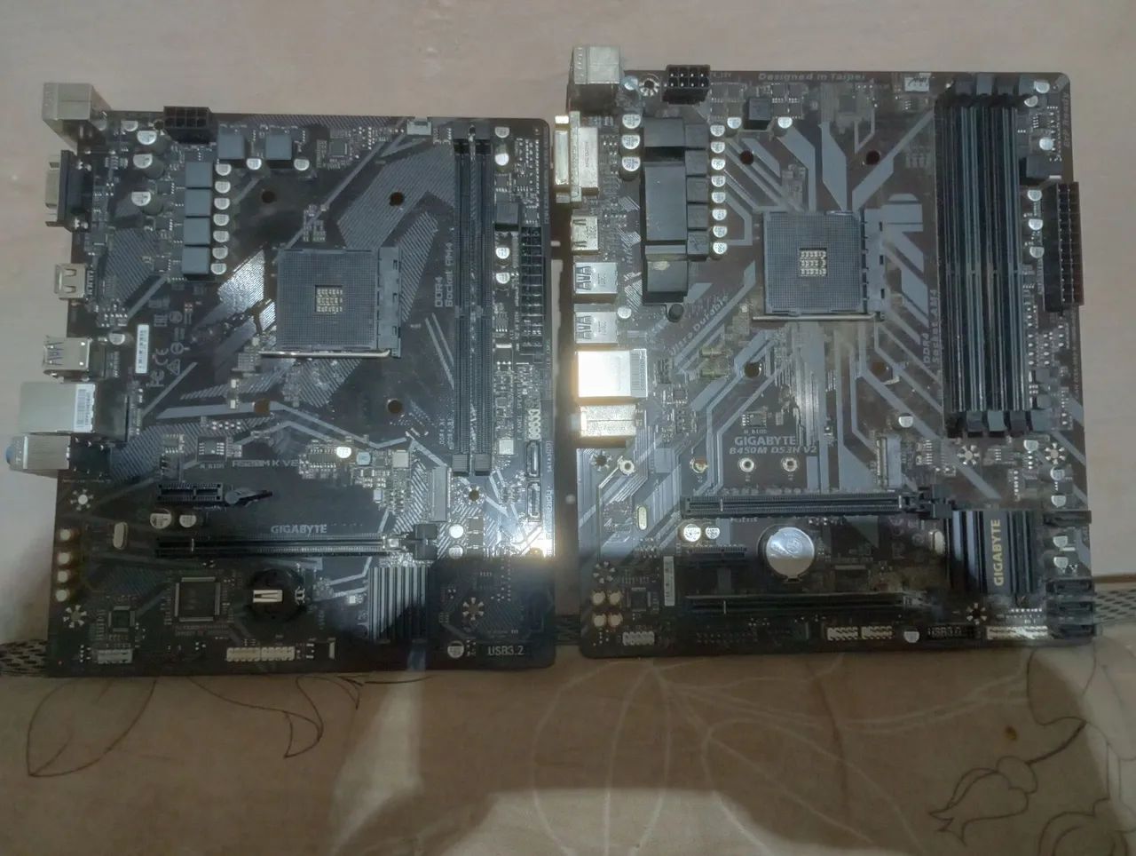 Placa mãe am4 Gigabyte  está funcionando sim só trazer vou memória testamos. Obrigado 