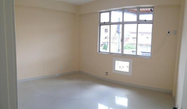 Excelente apartamento de frente com varandão, 3 quartos na Vila da Penha - Foto 17
