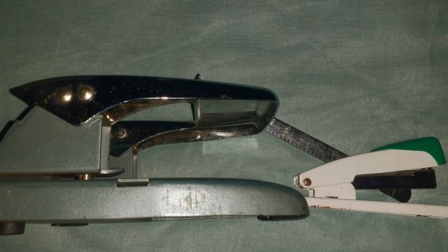 Kit com furador + grampeador - Foto 2