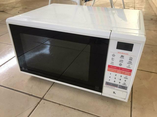 Vendo microondas LG 32l com defeito na placa ( valor da placa 95,00)