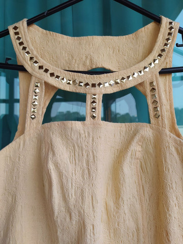 Vestido curto amarelo com pedraria Tam. 42, usado 2x