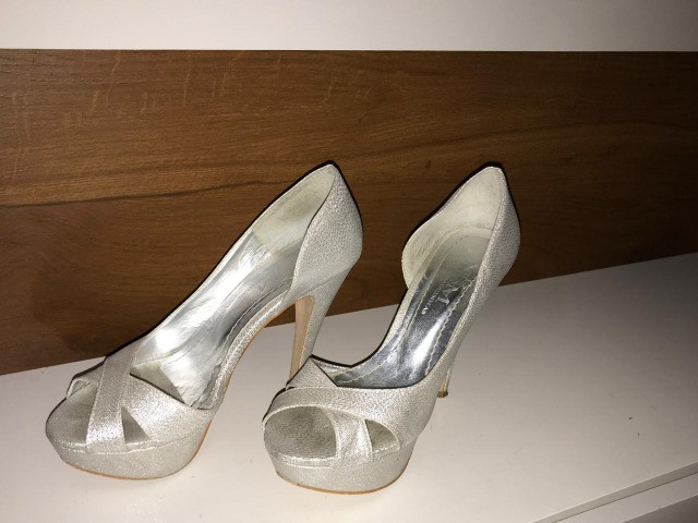 sandalia prata brilhante