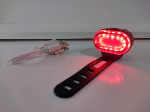 Iluminação LED traseiro para bicicleta - Recarregável - USB - Nova