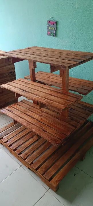 Mesa de madeira rústica com 4 prateleiras