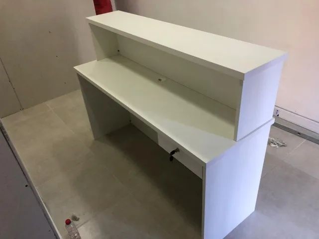 Balcão branco reto com ripado para atendimento - Foto 4