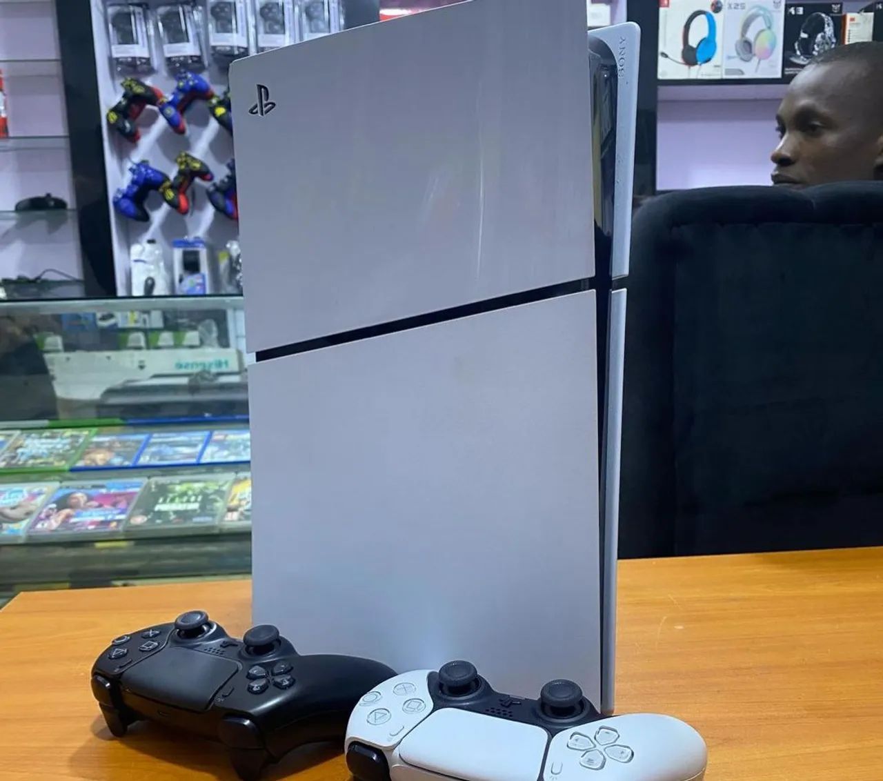 PS5 slim + 2 controles 1 TB SSD  - Foto 2
