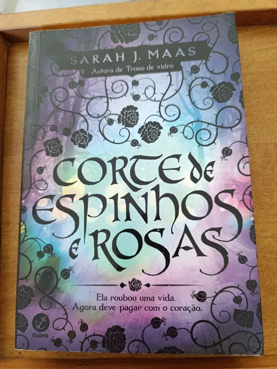 Livro CORTE DE ESPINHOS E ROSAS