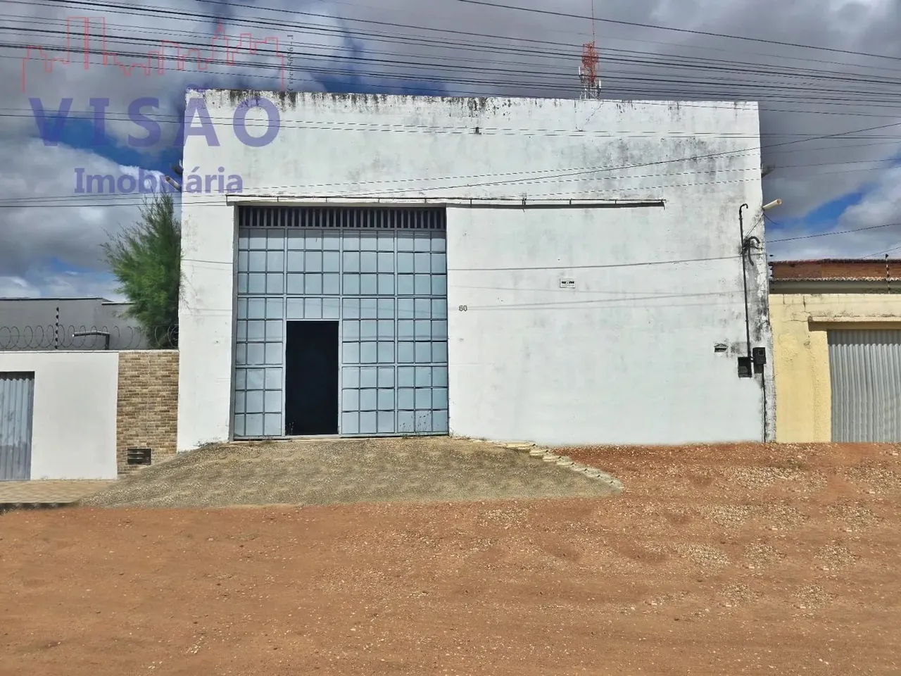 ALUGA-SE PRÉDIO COMERCIAL NO BAIRRO DOM JAIME CÂMARA