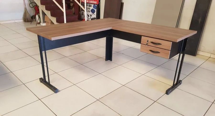 Mesa de escritório em L com gaveta