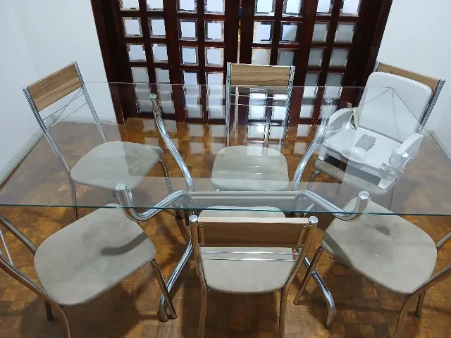 Mesa de vidro usada, com 6 cadeiras.