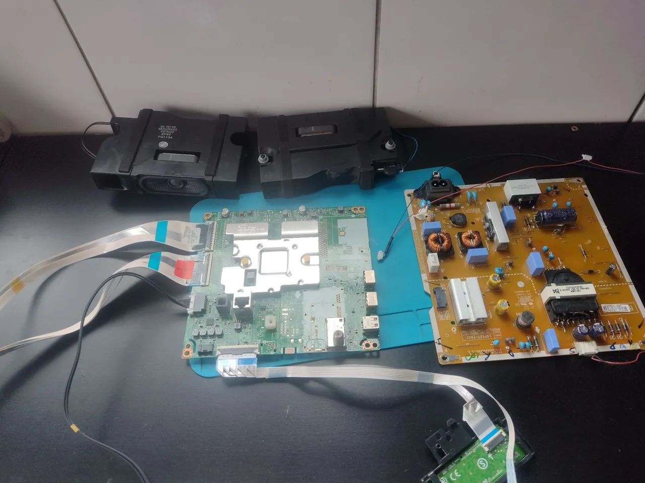 Placa principal, fonte e auto falantes TV LG modelo 55UP7550PSF - Foto 3