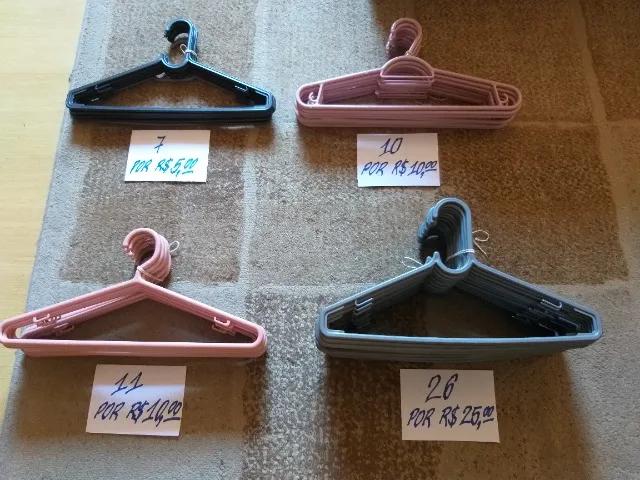 54 Cabides de plásticos - TUDO por R$ 40,00