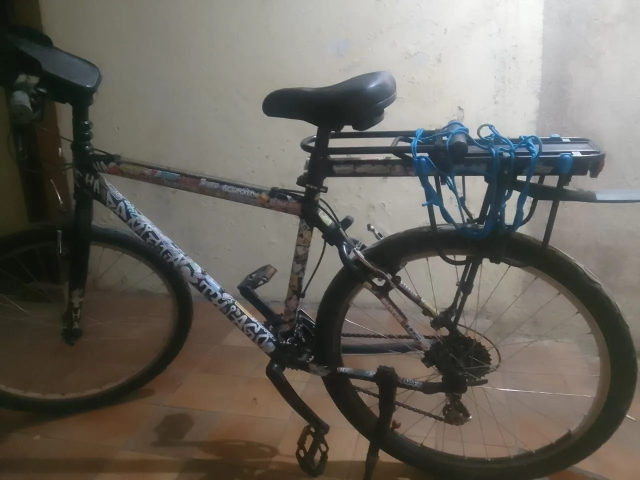 Bicicleta com adesivos