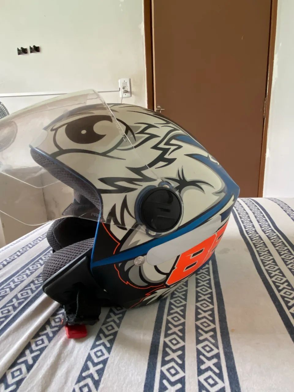 Mesa 100$ capacete 40$ 