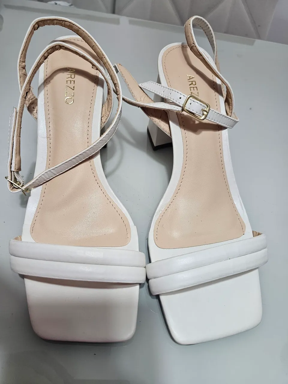 Sandália Arezzo Branca - Elegância e Conforto NOVA