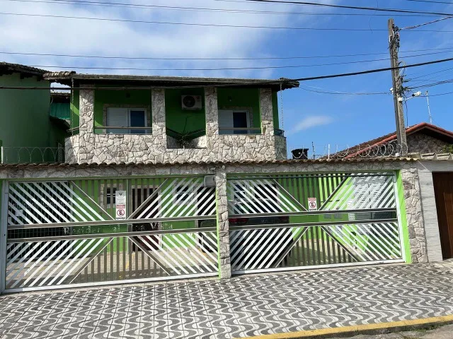Vende-se lindo sobrado no Bairro Maracanã em Praia Grande á 400 MTS da Praia