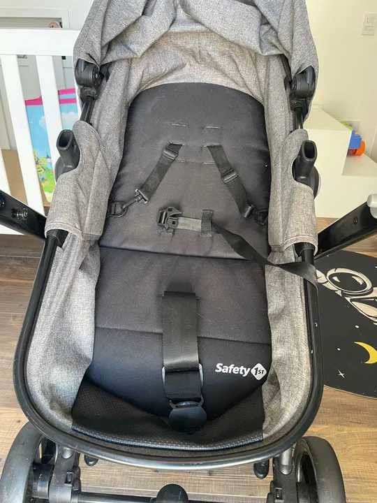 Carrinho de bebê Safety 1st leve e prático