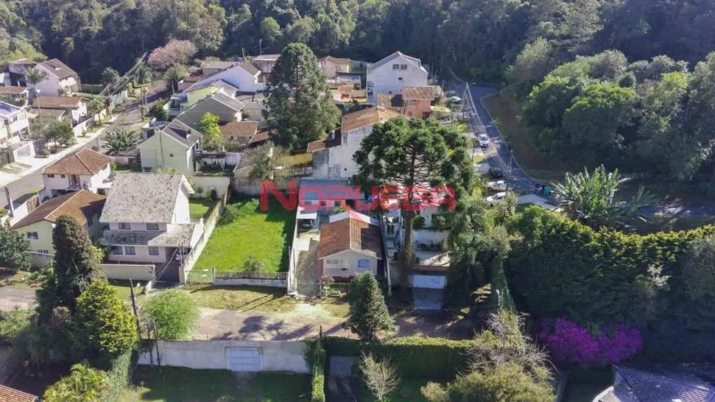 Terreno à venda em Curitiba-PR, no bairro Santo Inácio, 380,64 m² de área. Imperdível opor