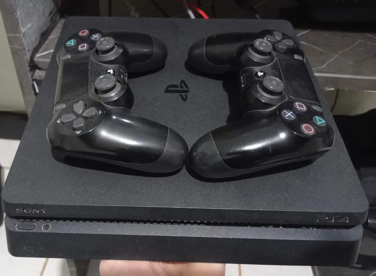 TV + Playstation 4 com 2 Controles - Perfeito para Jogar!