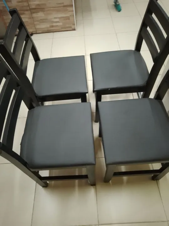 Quatro cadeiras estofadas