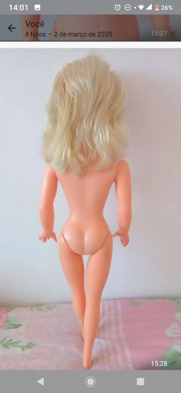 Boneca antiga de plástico