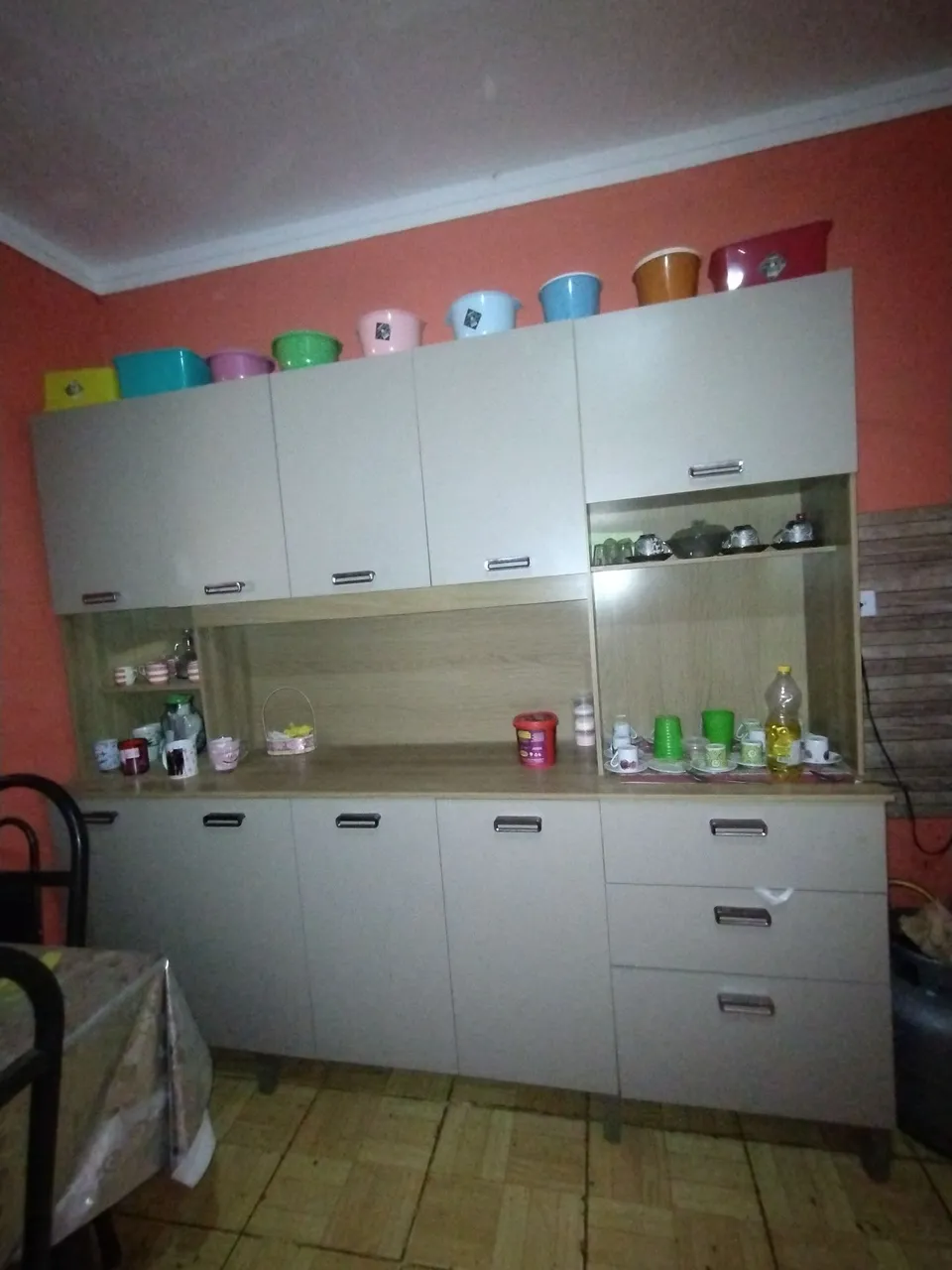 Armário de cozinha espaçoso e funcional