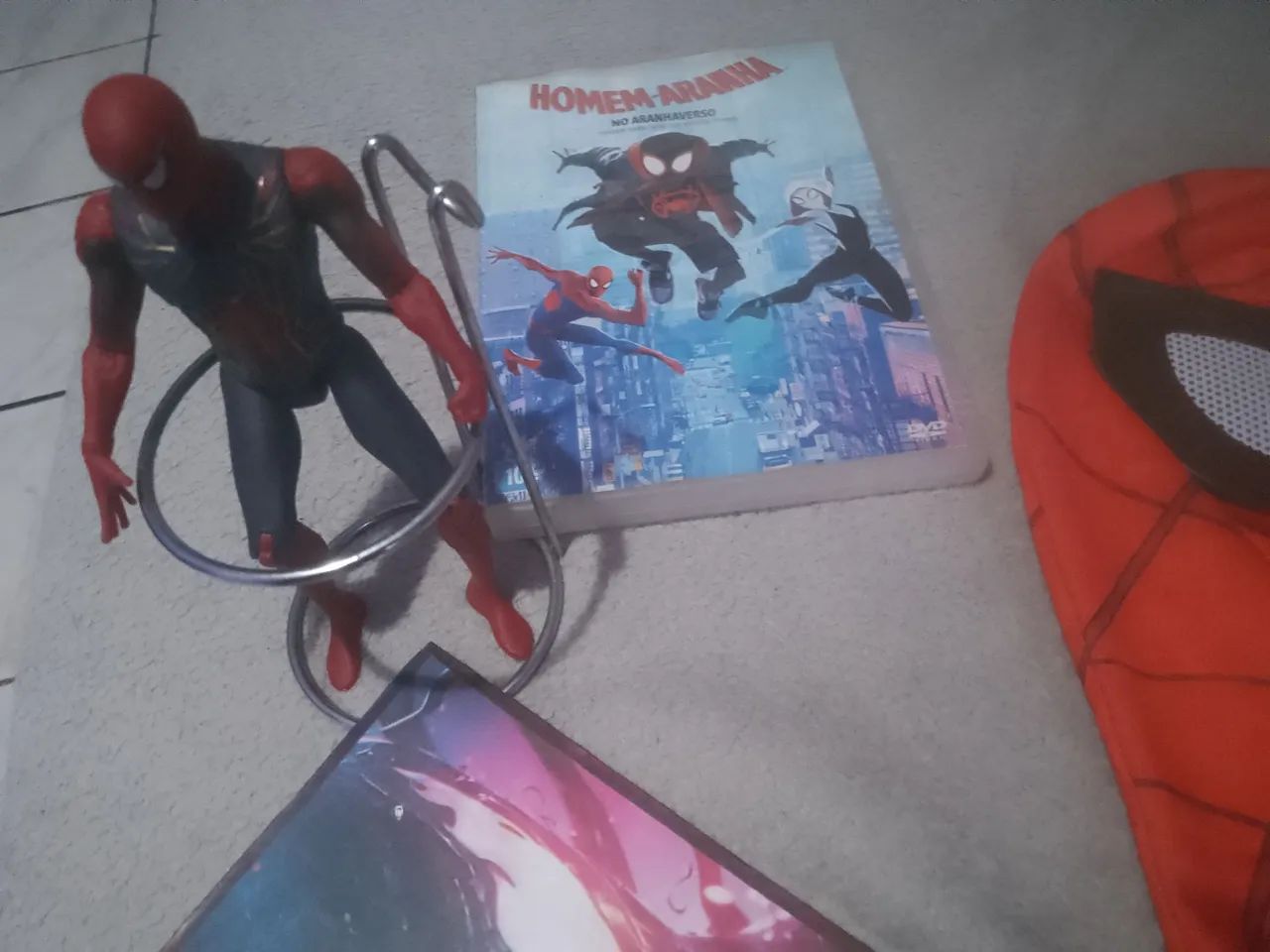 Máscara Homem Aranha, DVD aranha verso, boneco aranha de ferro e quadro Venom - Foto 2