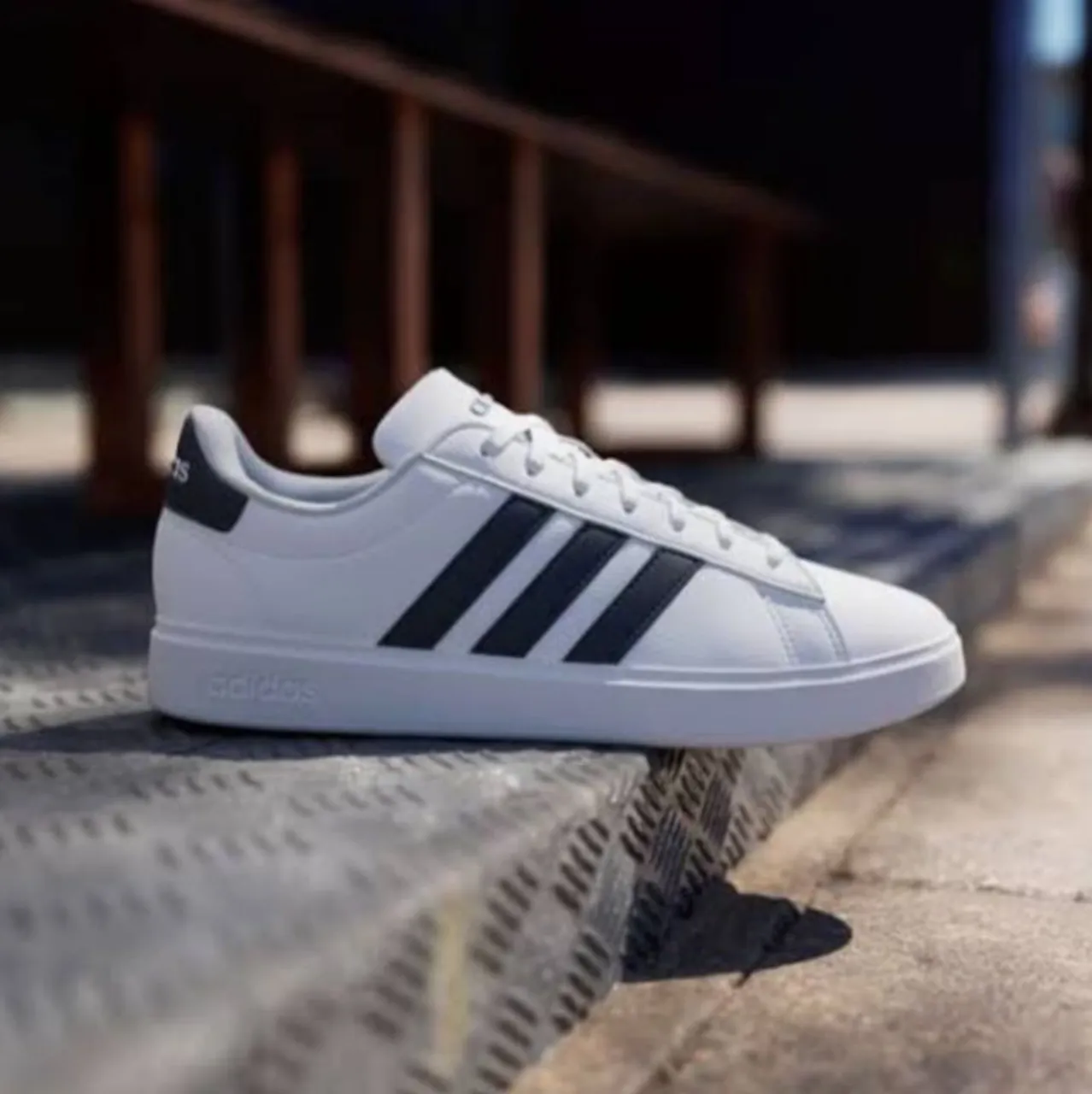 Adidas Grand Court - Couro Branco com Listras Pretas