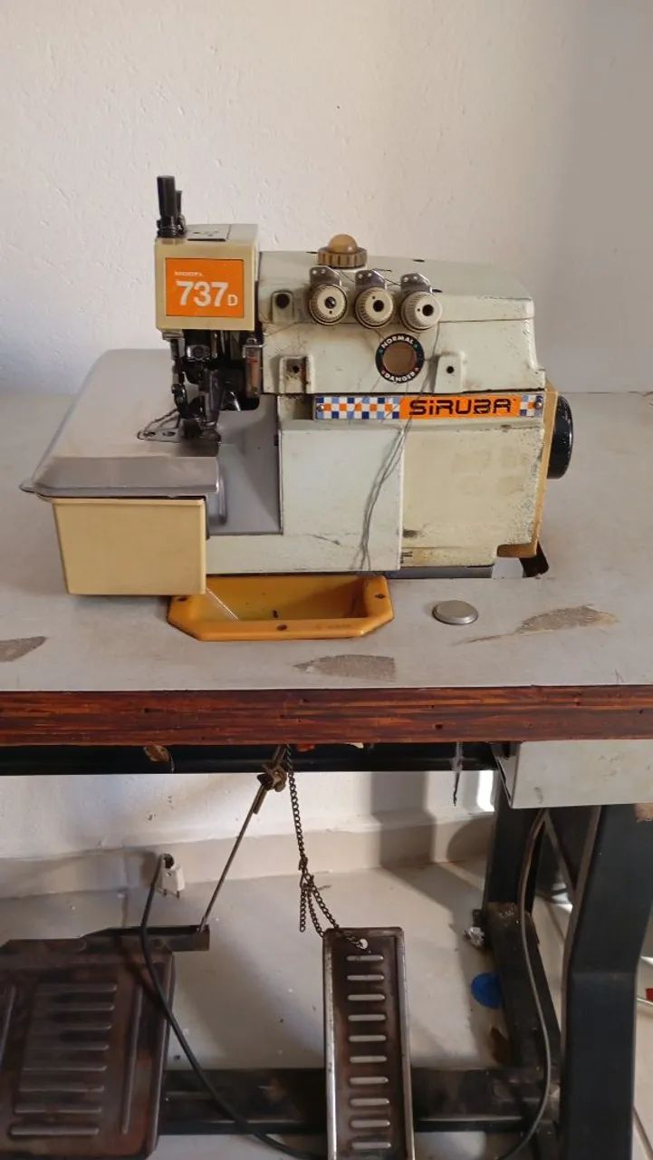 Máquina de Costura Overloque marca SIRUBA