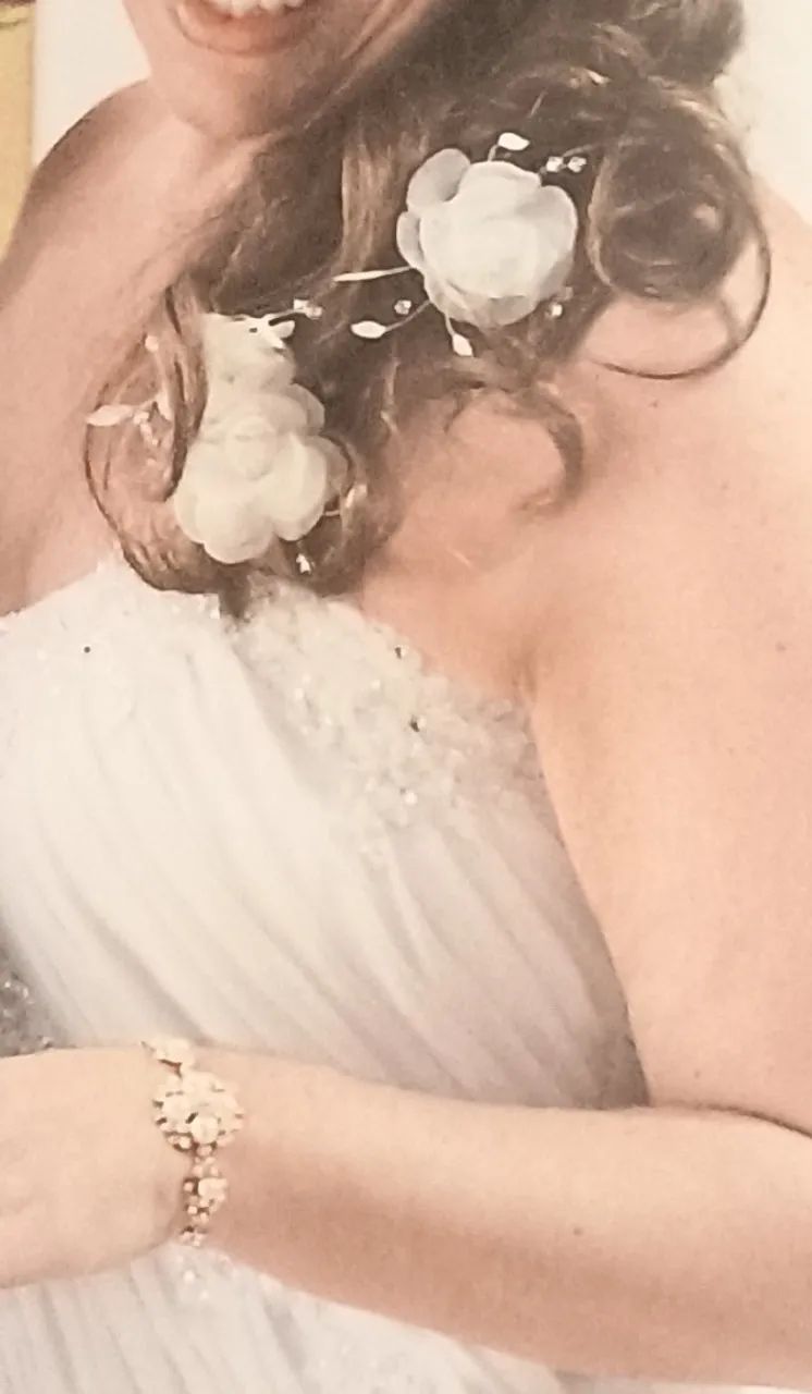 Lindo vestido de noiva com enfeites para o cabelo - Foto 2