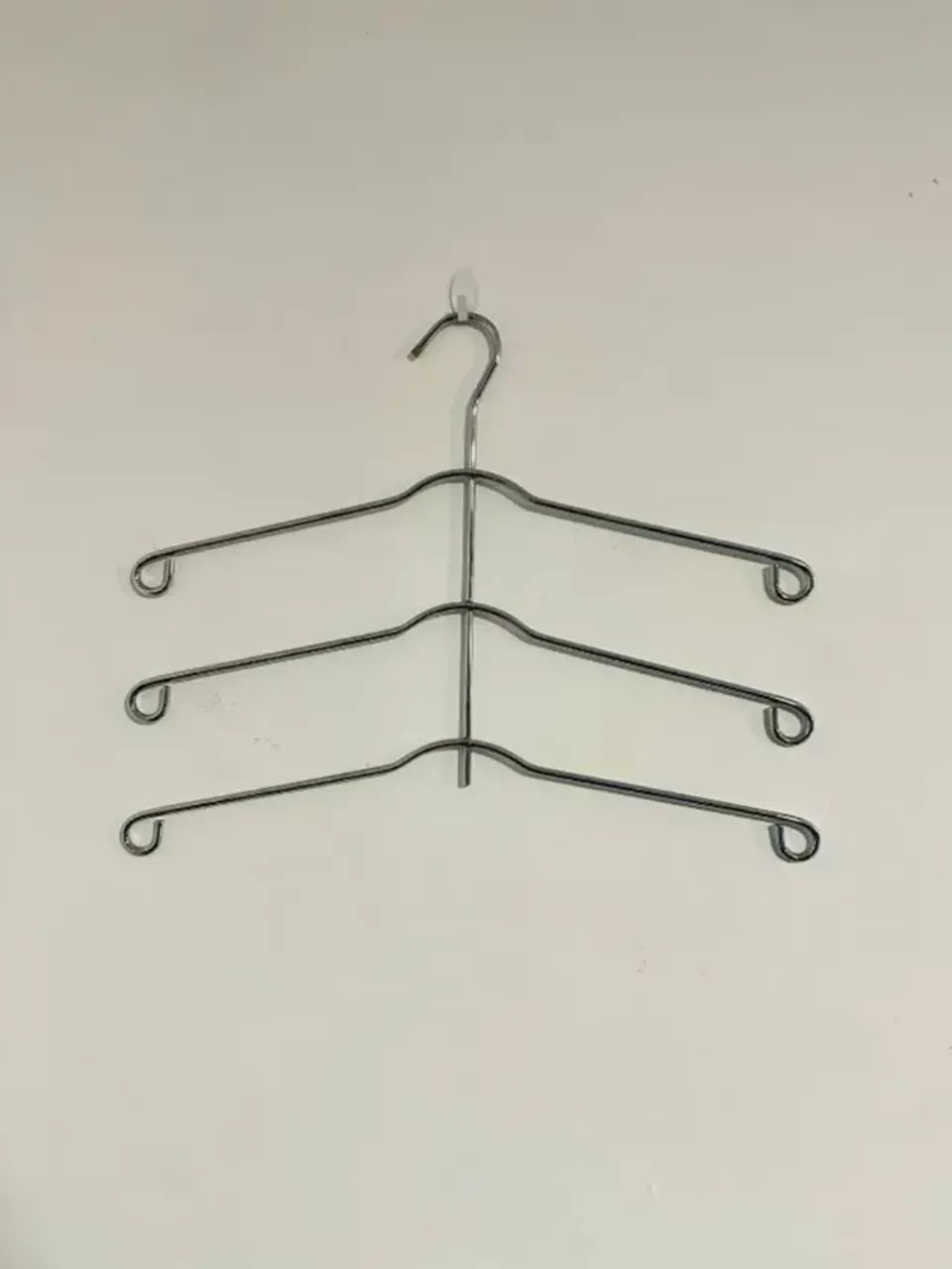Cabide triplo para camisas