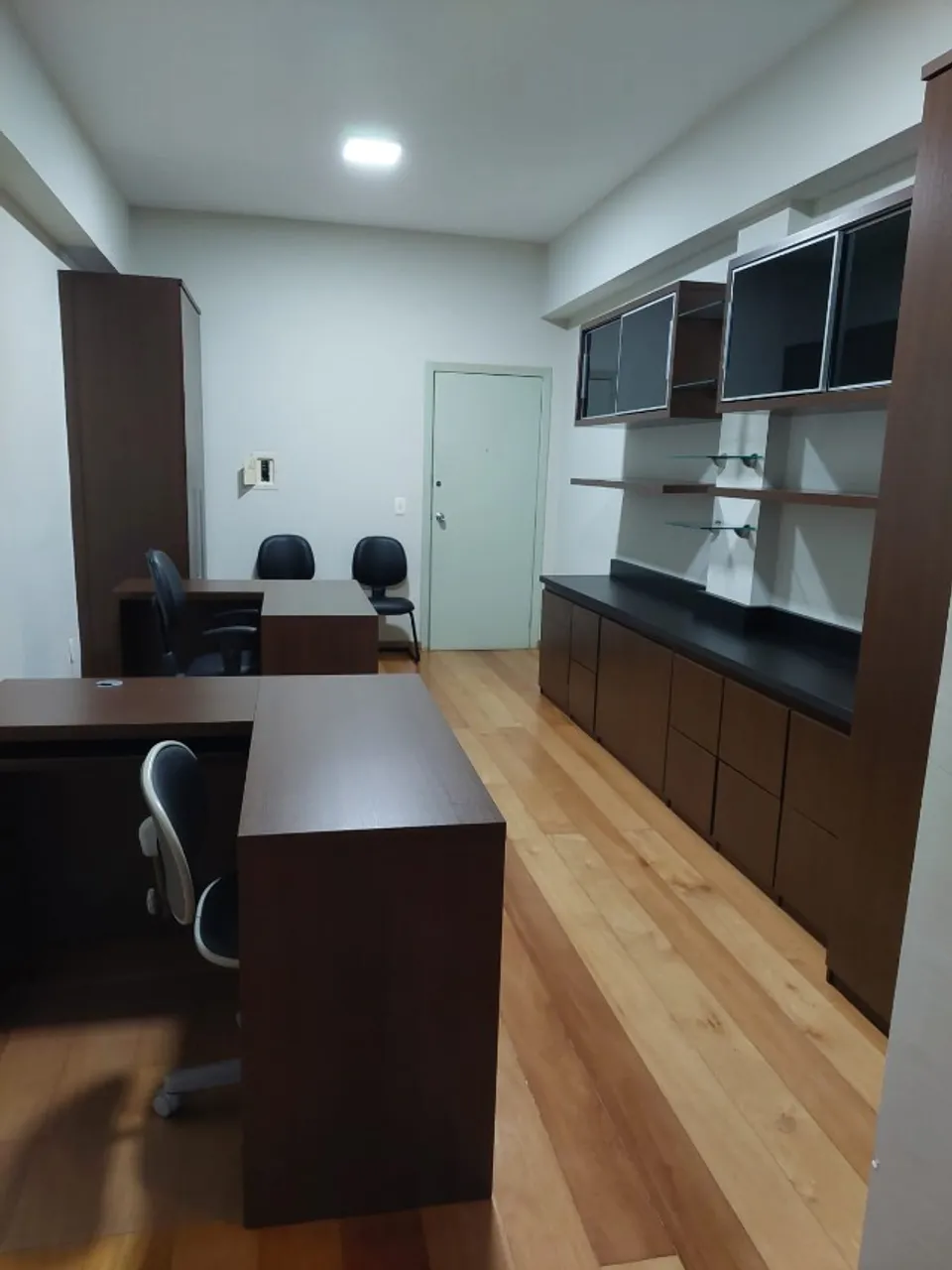Sala montada para escritório Av Raja Gabaglia.