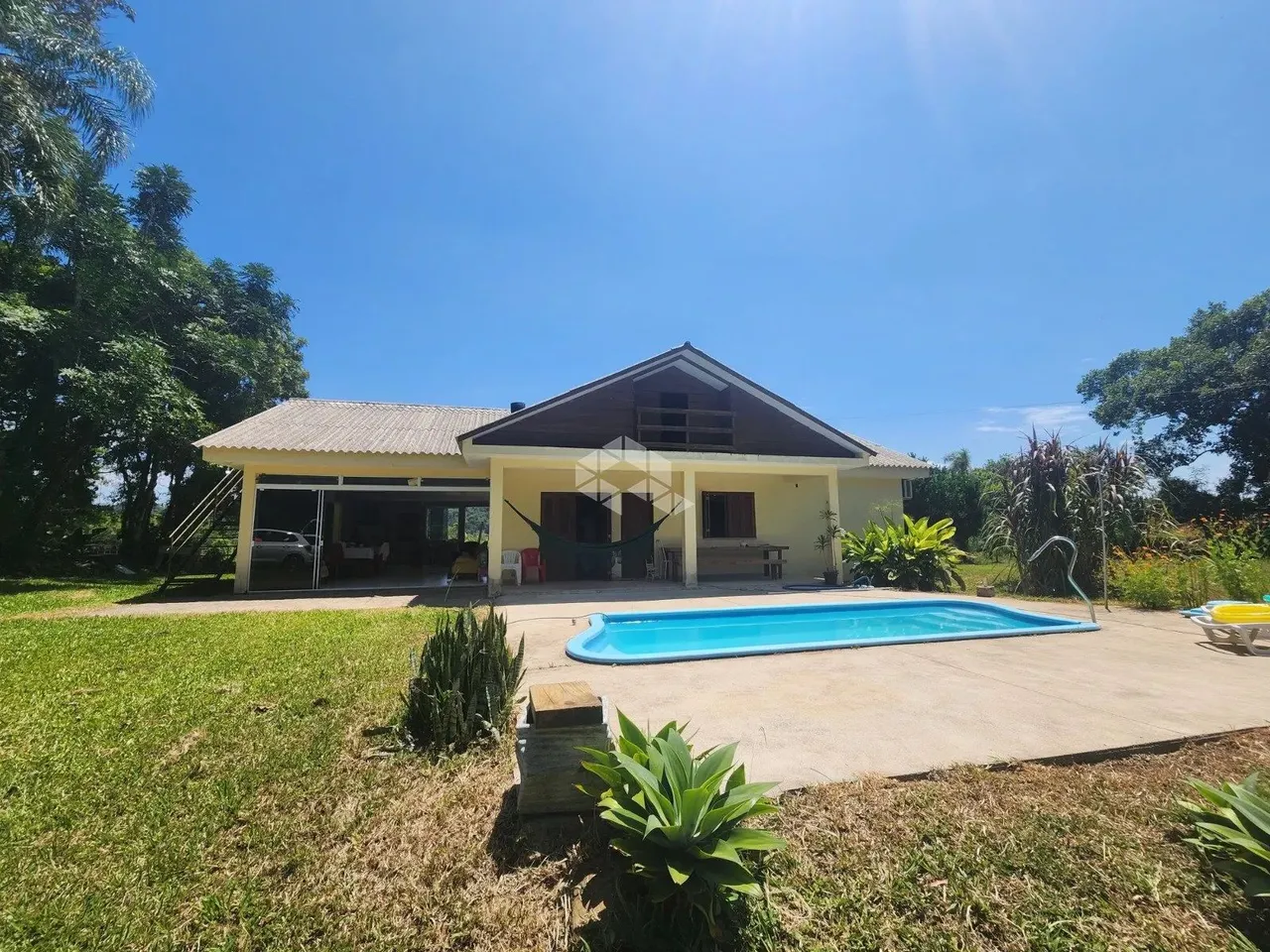 Chácara com 03 dormitórios e piscina em Linha Pinheiral