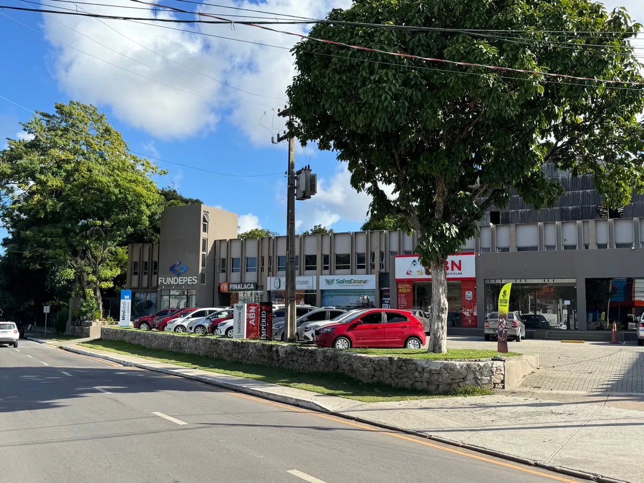 Loja de 60 m2 e 90 m2 em galeria comercial