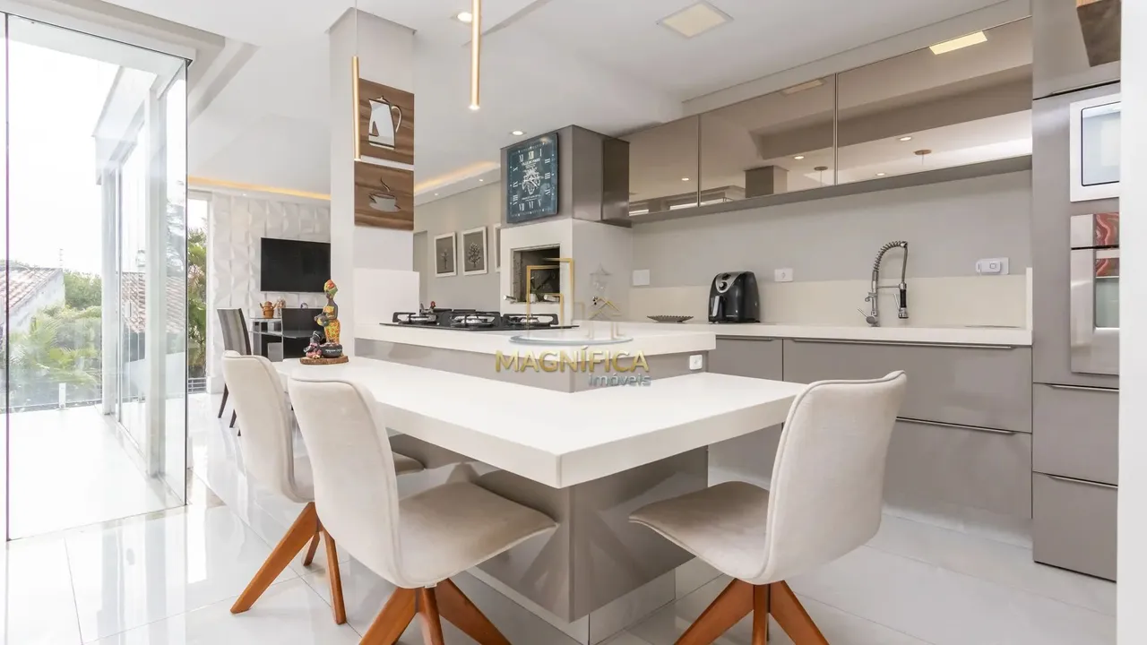 Sobrado para venda no Guabirotuba com aproximadamente 205m² de area total.
