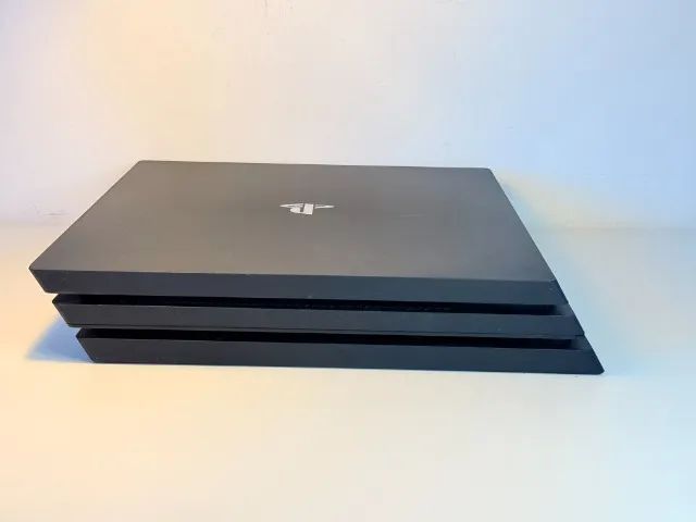 PS4 Pro 1TB - 1 Fone + Controle + 1 Jogo UR0129 - Foto 3