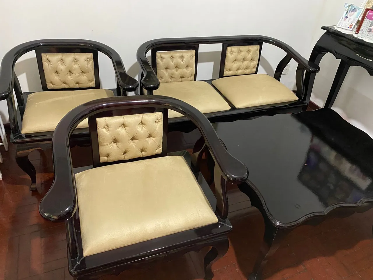 Vendo jogo de sala, composto por mesa, 2 poltronas e um sofá.