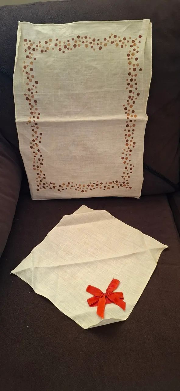 Jogo Americano linho puro bege sem uso, 2 pças. 1 retangular 49 x 37 e outra 20 x 30. .