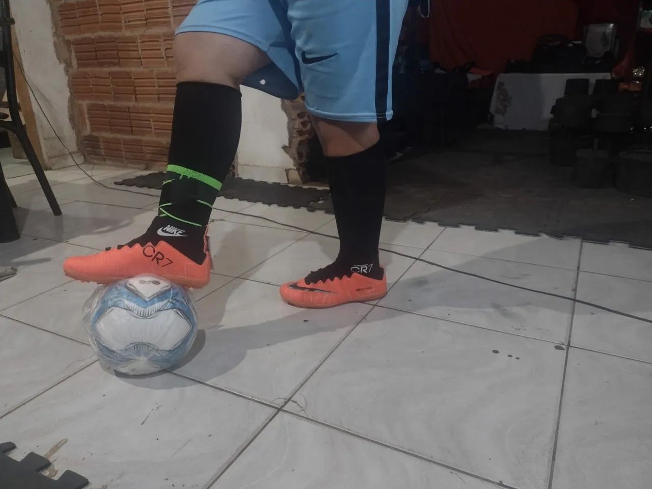 Chuteira botinha society 