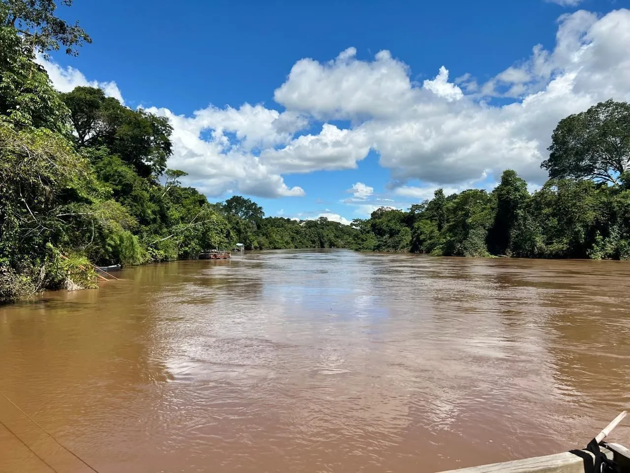 Aceito Permuta! Rancho com rio ao fundo. No Distrito de Palmeiras/Aquidauana.