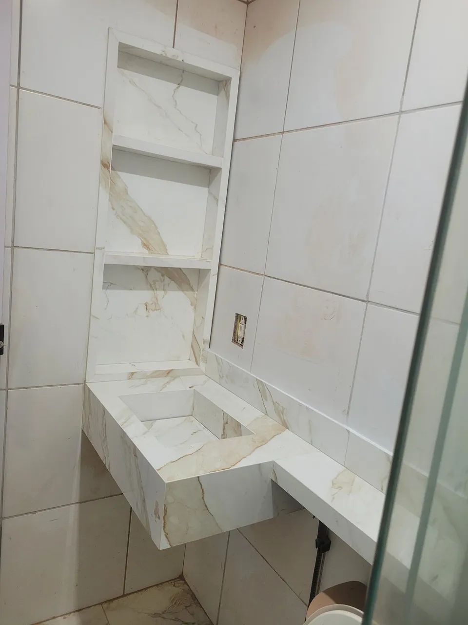 Pia esculpida em Porcelanato e nicho com divisórias. - Foto 2