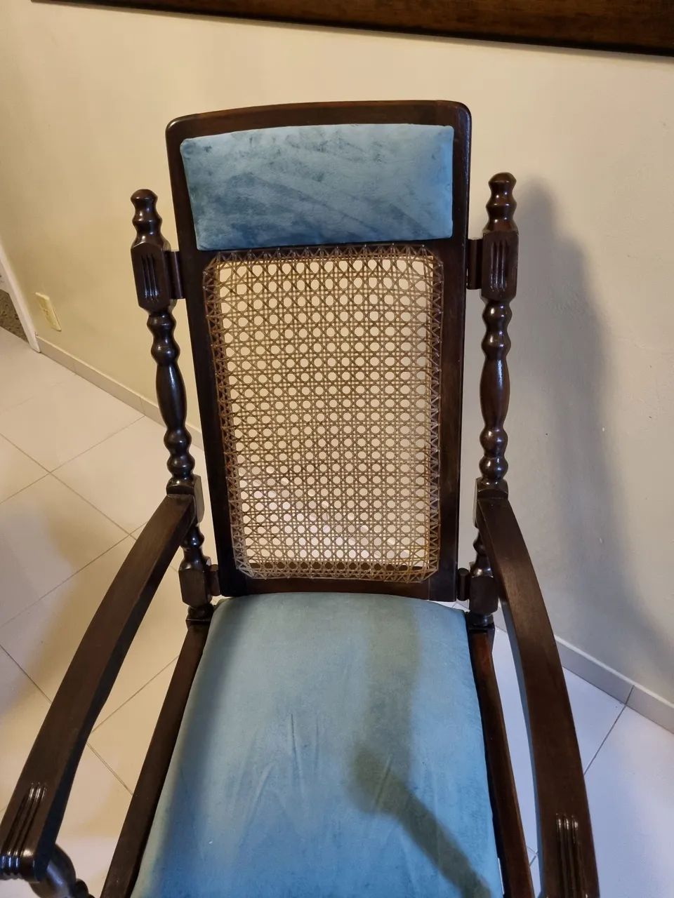 Cadeira de Balanço antiga em Madeira Maciça - Foto 3