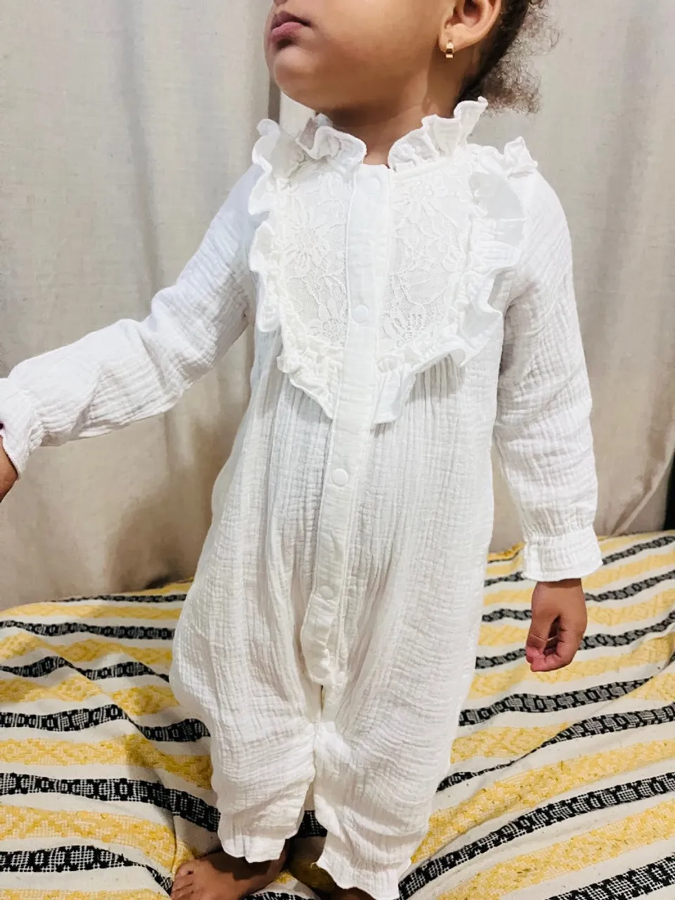 Macacão Branco de Renda para Bebê - Luxo e Conforto!