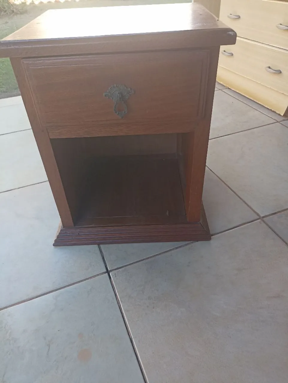 Mesa de cabeceira vintage com gaveta e nicho
