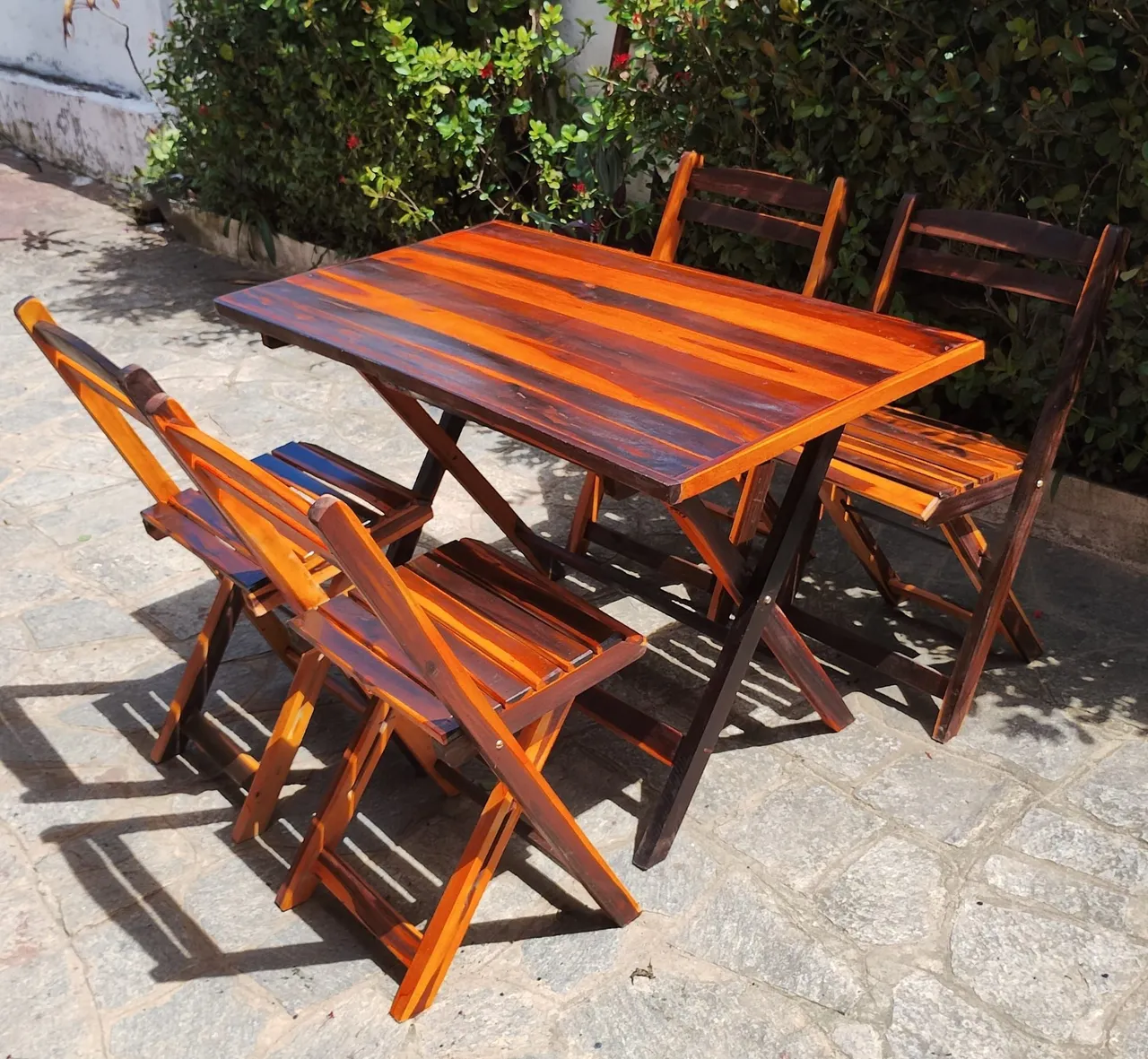 Conjunto Mesa e Cadeiras de Madeira Dobrável
