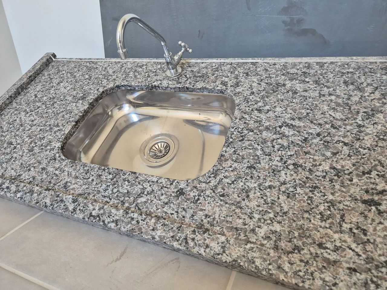 Pia em granito com Cuba  + torneira de cozinha - Foto 2
