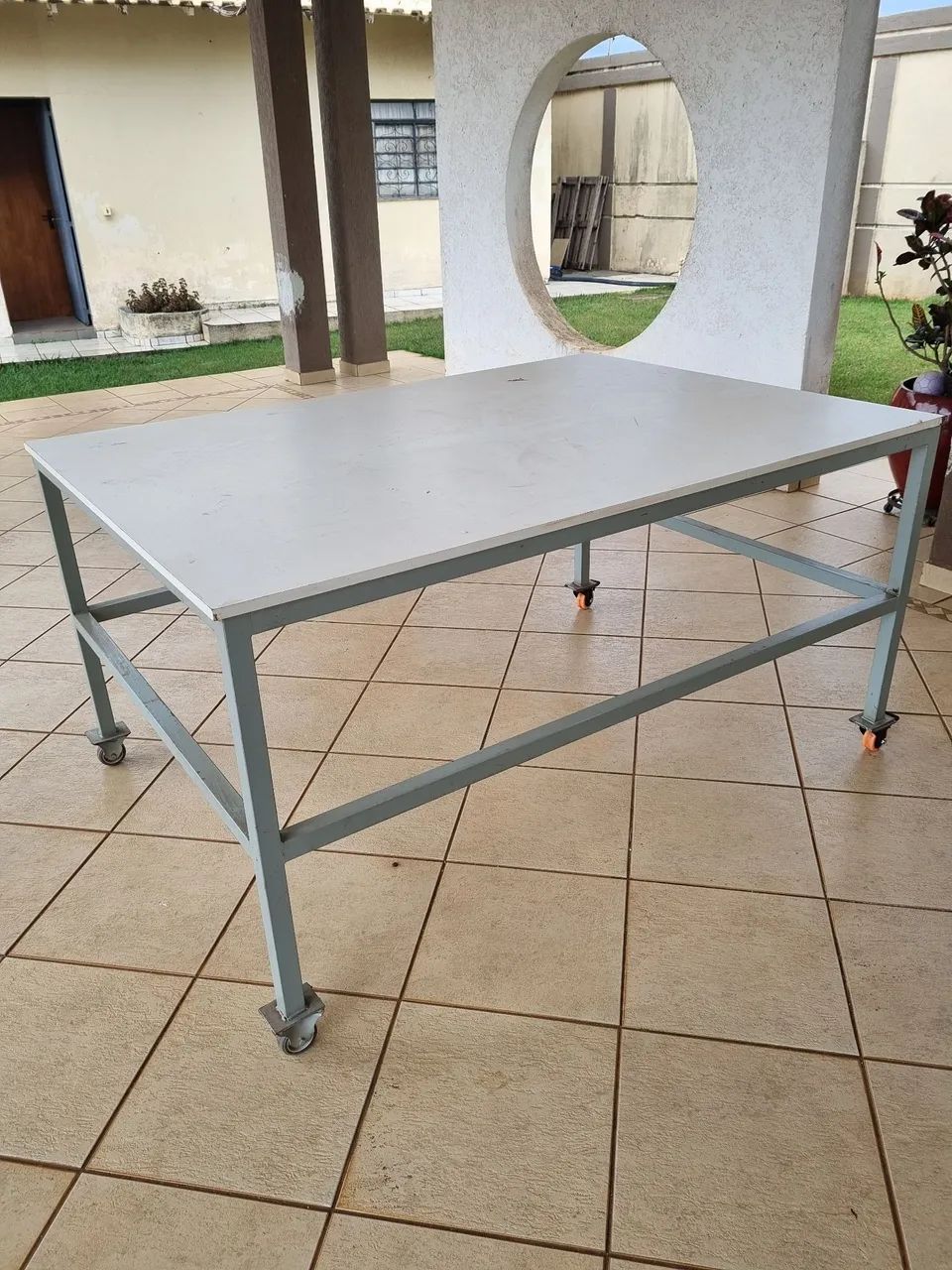 Sorting table with casters420252585443338241