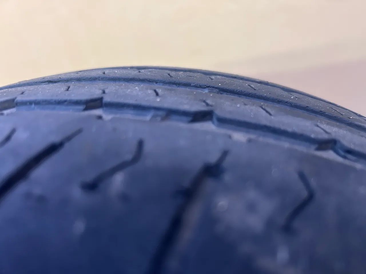 Pneu  205/55 roda 16  cada pneu troco por rádio pioneer bluetooth em bom estado  - Foto 4