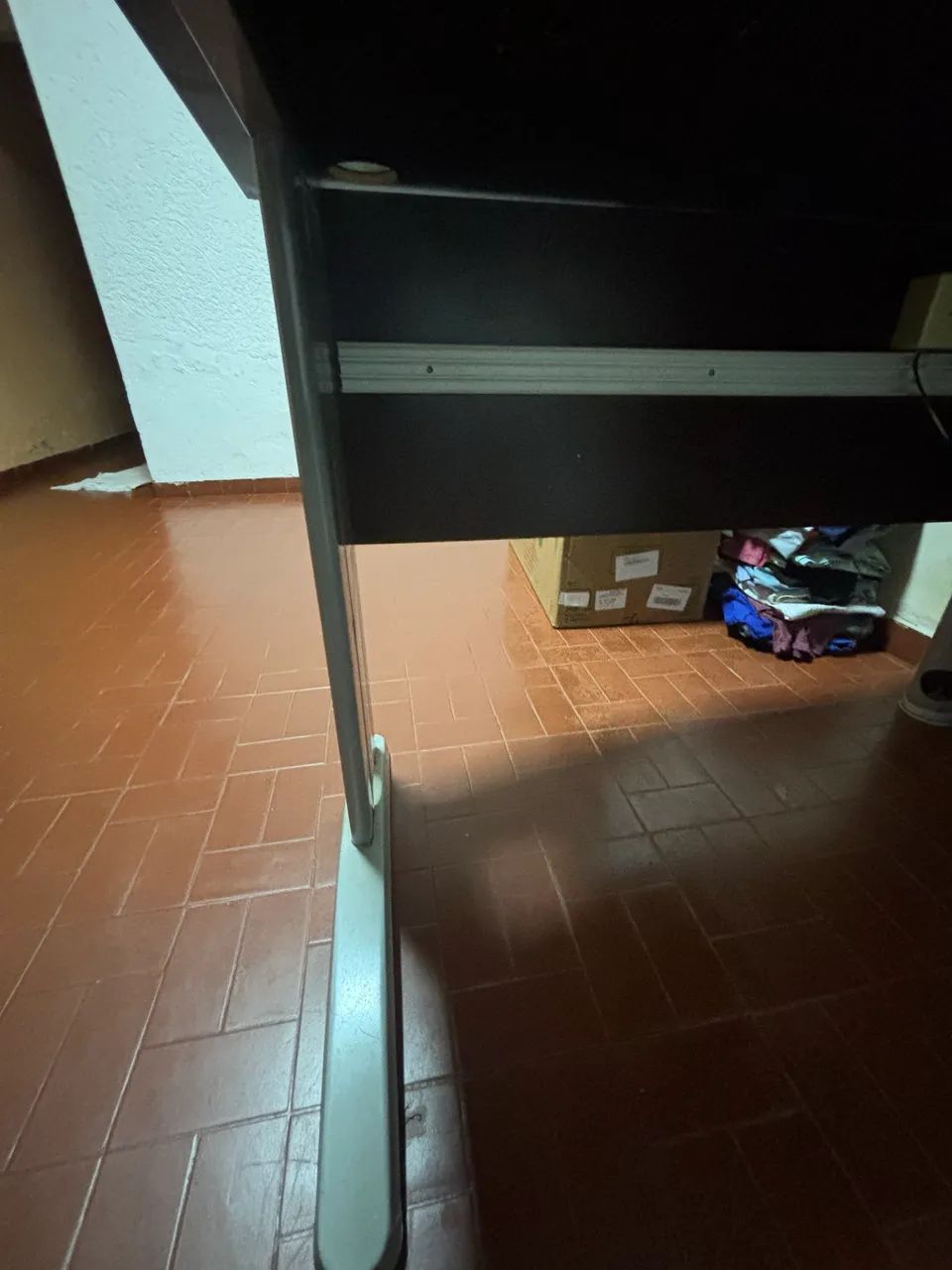 Mesa Para escritório Grande com Tomada e ponto de internet e telefone